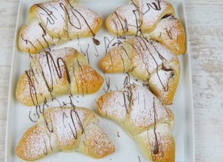 Cornuri Pufoase și Delicioase Umplute cu Ciocolată