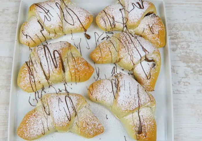Cornuri Pufoase și Delicioase Umplute cu Ciocolată