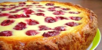 Descoperă o rețetă simplă și delicioasă de tartă cu cirese și smântână, ideală pentru orice moment al zilei!