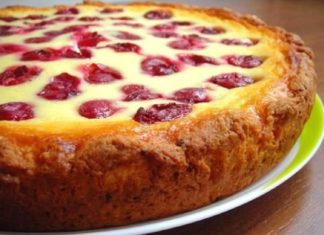 Descoperă o rețetă simplă și delicioasă de tartă cu cirese și smântână, ideală pentru orice moment al zilei!