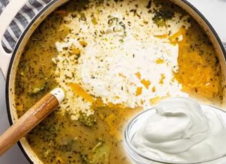 Descoperă cum să îmbogățești gustul și textura ciorbei cu smântână, urmând pașii corecți pentru a evita tăierea sau brânzirea acestui ingredient delicios