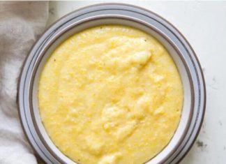 Descoperă cum să prepari o mămăligă perfectă, folosind proporțiile potrivite de apă și mălai, și adăugând un ingredient pentru o textură bogată și o aromă delicioasă.