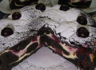 Descoperă gustul senzațional al acestei prăjituri brownie cu brânză dulce și vișine