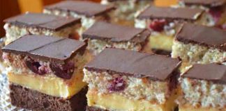Prăjitură cu Cremă de Vanilie, Blat din Albușuri și Cireșe – Delicioasă și Aromată