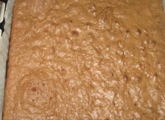 Prăjitura Brownies Cappuccino – O Delicatesă cu Cremă de Brânză, Scorțișoară și Glazură de Ciocolată