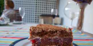 Prăjitură delicioasă cu vișine și glazură de ciocolată