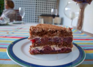 Prăjitură delicioasă cu vișine și glazură de ciocolată