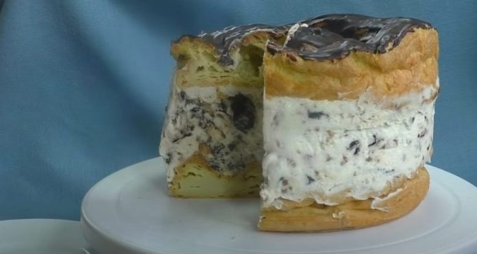 Tort Incredibil cu Cremă Pufoasă - Un Deliciu în Farfurie!
