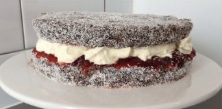 Tort Lamington cu Blat Fin, Cremă și Nucă de Cocos