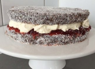 Tort Lamington cu Blat Fin, Cremă și Nucă de Cocos