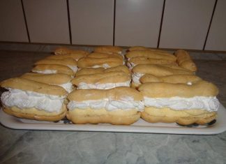 Rețetă Tradițională de Eclere cu Cremă de Vanilie și Frișcă din Caietul Mamei