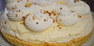 Tarta cu Cremă de Vanilie, Banane și Frișcă: Rețetă de Nerefuzat