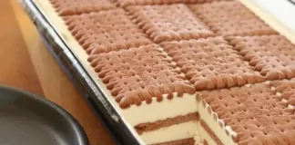 Prăjitură Fără Coacere cu Biscuiți și Brânză de Vaci – Rapidă și Delicioasă