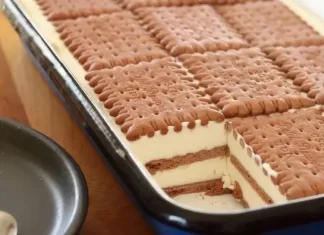 Prăjitură Fără Coacere cu Biscuiți și Brânză de Vaci – Rapidă și Delicioasă