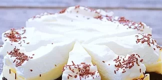 Rețetă Delicioasă de Tort Kinder cu Blat de Biscuiți și Cremă de Vanilie și Ciocolată