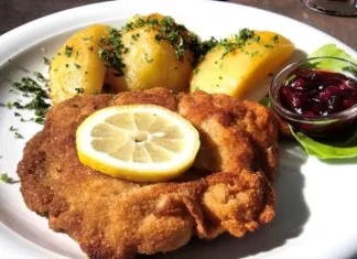 Ce trebuie să pui de fapt în făină atunci când prepari șnițelele. Ingredientul secret care le face mult mai delicioase