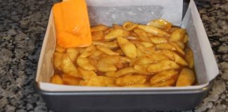 Descoperă o variantă clasică a prăjiturii răsturnate cu mere, reîmprospătată cu o metodă de preparare simplă și savuroasă!