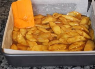 Descoperă o variantă clasică a prăjiturii răsturnate cu mere, reîmprospătată cu o metodă de preparare simplă și savuroasă!