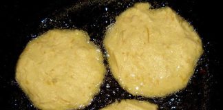Turte de Porumb cu Cașcaval și Usturoi - Rețetă Ușoară și Delicioasă