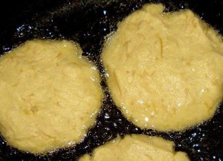 Turte de Porumb cu Cașcaval și Usturoi - Rețetă Ușoară și Delicioasă