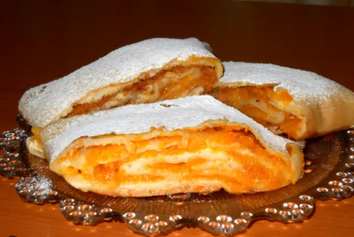 Rețetă Delicioasă de Plăcintă Țărănească cu Dovleac: Aluat Fraged și Cremă Aromatică