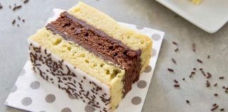 Tort în Două Culori cu Blaturi de Vanilie și Cacao: Surprinde-ți Musafirii